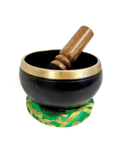 Black klangschale baum des lebens mit goldrand auf grün gold gemustertem kissen im mana shop