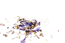Rustikale weiße steinschale mit getrockneten violetten und gelben blaue lotus nymphaea caerulea blütenblättern von ayamani naturals