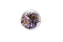 Weiße keramikschale mit getrockneten lila und gelben blütenblättern blaue lotus nymphaea caerulea ayamani naturals