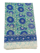 Gefaltetes sarong tuch baumwolle mit blauer blume lunghi floralem muster auf teal hintergrund und navy rand
