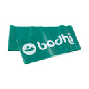 Grünes, starkes Bodynova Bodhi Fitnessband aus Latex für Krafttraining und Widerstandsübungen, auf weißem Hintergrund.
