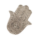 Ein detaillierter silberfarbener Räucherstäbchenhalter in Form der Hamsa-Hand (Hand der Fatima/Miriam). Er weist komplizierte, erhabene Blumen- und Paisley-Schnitzereien sowie ein zentrales böses Auge zum Verbrennen der Räucherstäbchen auf.