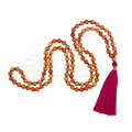 Bodynova mala yoga kette aus sandelholz mit 108 perlen und leuchtend fuchsia farbiger quaste mit sandelholz duft