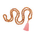 Bodynova mala yoga kette aus sandelholz mit 108 perlen und einer zarten rosa quaste mit sandalholz duft