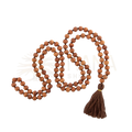 Bodynova mala yoga kette aus braunen sandalholzperlen mit 108 perlen und passender bunter quaste