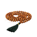 Bodynova mala yoga kette aus warmbraunen sandelholzperlen mit grünem quaste und sandelholz-duft