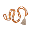 Bodynova mala yoga kette aus bernsteinfarbenen sandelholzperlen mit farbiger quaste und sandelholz duft