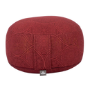 Ein tiefrotes meditationskissen rondo maharaja mit reliefmandala und dinkelfüllung für aufrechte sitzhaltung und achtsame meditation