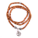 Mala Wickel-Armband aus Sandelholz, Modeschmuck von Bodynova, detailreiche Holzperlen und elegantes Design sichtbar