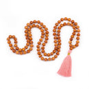 Bodynova Mala Yoga Kette aus Sandelholz mit farbiger Quaste und 108 Perlen, eleganter Schmuck für Meditation und Yoga