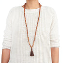 Bodynova Mala Yoga Kette aus Sandelholz mit farbiger Quaste und 108 Perlen, geeignet für Meditation und Yoga.