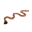 Bodynova Mala Yoga Kette aus Sandelholz mit farbiger Quaste und 108 Perlen, elegantes Schmuckstück für Meditation und Yoga.