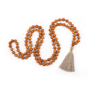 Bodynova Mala Yoga Kette aus Sandelholz mit farbiger Quaste und 108 Perlen, Schmuck für Meditation und Achtsamkeit