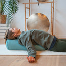 Yoga Bolster ECO Dinkel von Bodynova, weiche Yoga-Unterlage aus nachhaltigem Dinkel, ideal für Meditation und Entspannung.