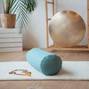 Yoga Bolster ECO Dinkel von Bodynova, nachhaltiger Yoga-Polster mit Dinkelfüllung, auf dem Boden liegend, für Yoga und Entspannung