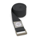 Ein dunkelgrauer, aufgerollter Yoga-Gurt aus gewebter Baumwolle mit einer quadratischen D-Ring-Schnalle aus Metall und einem kleinen grauen Logo-Aufnäher.