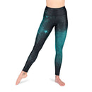 Bodynova Yoga Leggings Niyama Cosmic Space, hoch tailliert, aus elastischem Yogakleiderstoff in dunklem Space-Design.