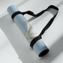 Helle weiße Yogamatte von Bodynova mit Blumendekor, rutschfest und strapazierfähig für Yoga-Übungen auf dem Boden.