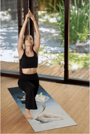 Bodynova Yoga auf Art Cloud Flower Yogamatte mit Blumenmuster, rutschfest und gepolstert für Yoga und Meditation.