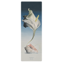Weiße Yogamatte von Bodynova mit Wolken- und Blumenmuster, perfekt für Yoga und Meditation.