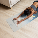 Weiße Yogamatte von Bodynova mit Blumenmuster, geeignet für Yoga und Fitness, rutschfest und langlebig.