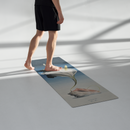 Weiße Yogamatte "Yoga on Art" von Bodynova mit Blumenmuster, rutschfeste Oberfläche für Yogaübungen.