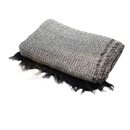 Gefaltete boho comfort decken anthrazit mit schwarz weißen geometrischen muster und fransenkante von mana shop