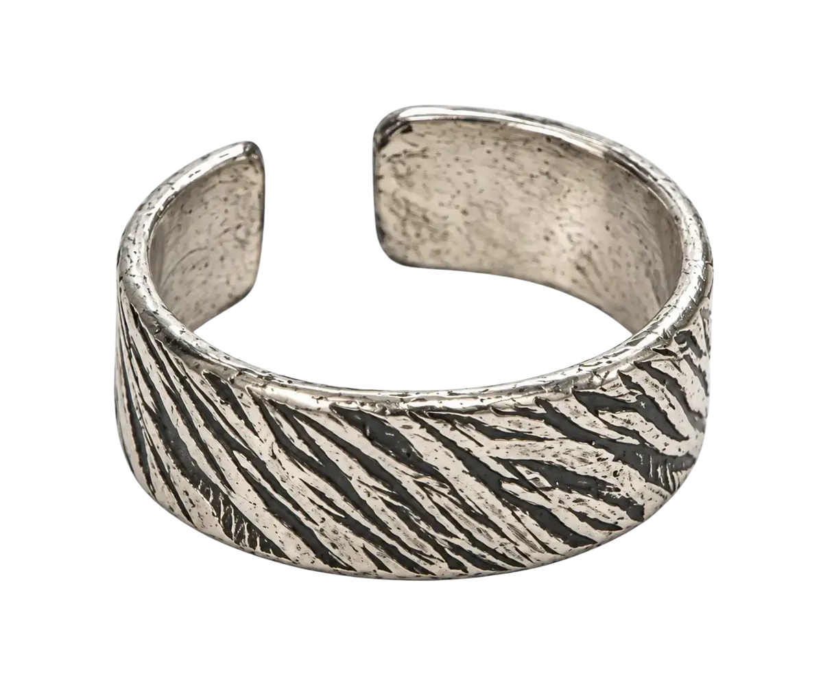 Silberner breiter metallring mit zebrastruktur und verstellbarer passform bei mana shop image to zoom