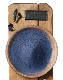 Tief indigoblaues butterfly pea pulver in rustikaler holzschale von erbavoglio 50 g im mana shop mit black maca