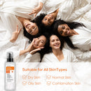 Eine Gruppe von fünf Frauen mit unterschiedlichen Hauttönen, die fröhlich auf einer weißen Decke liegen, neben einer Flasche Harmonify Snail Mucin mit Aloe Vera und einer Liste, die besagt, dass es für alle Hauttypen geeignet ist (trockene, ölige, normale und Mischhaut).