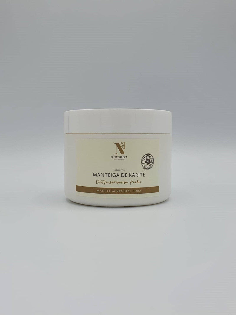 Weißer Tiegel mit D'NATUREZA Sheabutter vor einem schlichten weißen Hintergrund.