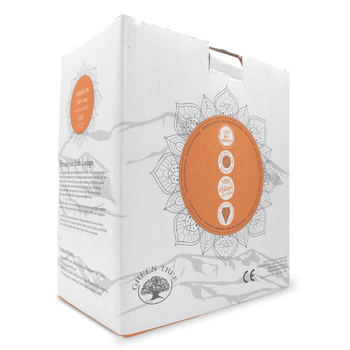Eine schräge Ansicht der weißen Verpackung für eine Himalaya-Salzlampe der Marke GREEN TREE, bedruckt mit orangen Mandala-Designs und Produktinformationen.