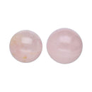 Paar glatter, polierter Kugeln (oder Perlen) aus hellrosa Rosenquarz, die subtile innere Spaltungen zeigen.