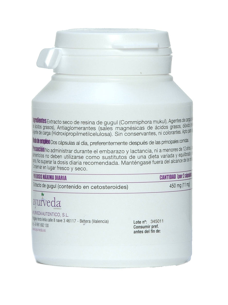 Eine weiße Flasche mit lila Schrift auf der Rückseite. Die Inhaltsstoffe, Anwendungshinweise und die maximale Tagesdosis sind auf Spanisch aufgedruckt. Es ist ein Nahrungsergänzungsmittel mit Guggul-Extrakt.