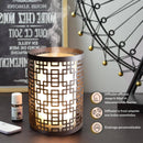 Ein dunkler elektrischer Aromatherapie-Diffusor mit einem geometrischen quadratischen Ausschnittmuster, der Licht und Dampf abgibt und neben einer Flasche ätherisches Öl und einer Fernbedienung steht, mit einer Grafik, die Merkmale wie 40m² Abdeckung, Kaltverneblung und personalisierbare LED-Beleuchtung auflistet.