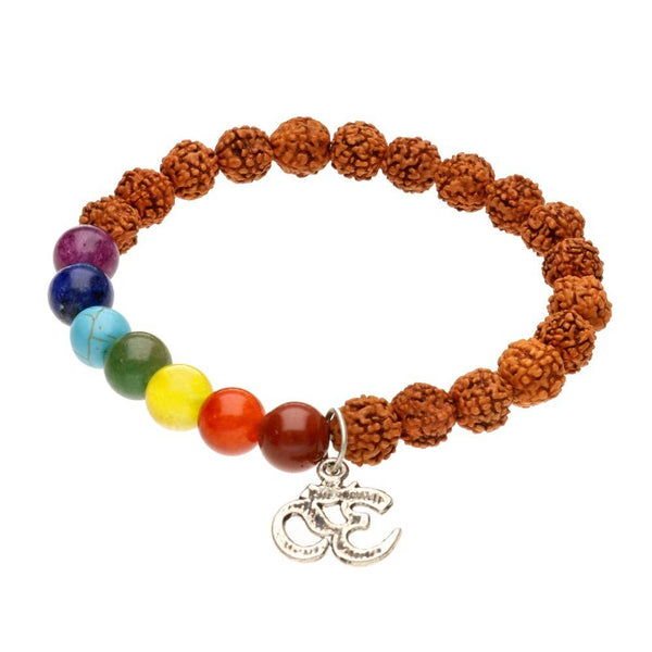 Rudraksha-Perlenarmband mit sieben Chakra-farbigen Steinperlen und einem silbernen Om (Aum) Anhänger.