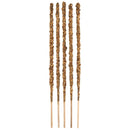 Eine vertikale Anordnung von sechs dicken, handgefertigten Räucherstäbchen in Artisan-Qualität. Jedes Stäbchen ist dick mit braunem, getrocknetem floralem Material bedeckt und hat eine helle Holzbasis.