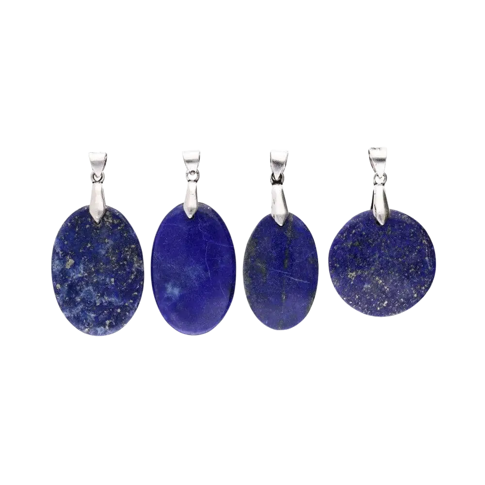 Lapislazuli Cabochon-Anhänger von Vives de la Cortada S.L, eleganter Schmuckstein für Weisheit und Klarheit, auf schwarzem Hintergrund