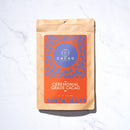Bio Cacao Lab Arriba Nacional Kakao in Zeremonienqualität, offene Kakaobohnen mit rotem Fruchtfleisch und Schale.