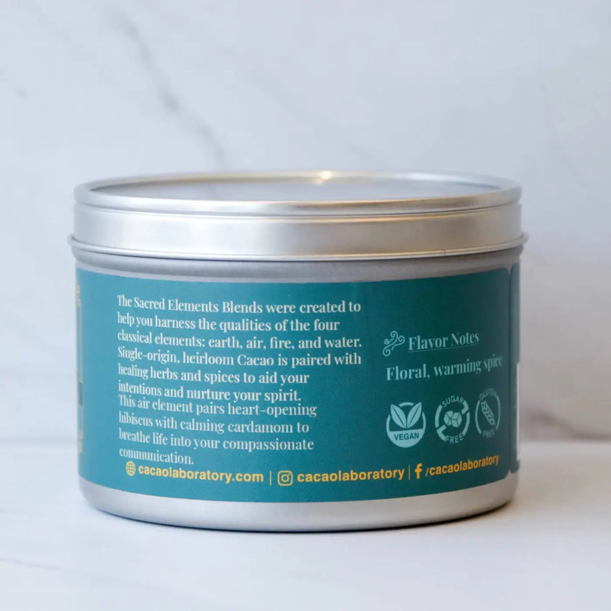 Zeremonieller Kakao Sacred Elements Luft von Cacao Lab in einer 226,8 g Verpackung, zeigt fein gemahlenen Kakao in einer offenen Packung