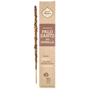 Ein einzelnes, mit Naturmaterialien beschichtetes handgefertigtes Räucherstäbchen steht neben der Sagrada Madre Verpackung. Der Räucherstäbchen ist mit Palo Santo con Vainilla (mit Vanille) beduftet und besteht aus 100% nachhaltigem Palo Santo-Holz.