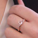 Verlobungsring CARALI / MYC Paris Eleanor Fingering aus Roségold mit funkelnden Kristallen, elegantes Schmuckstück.