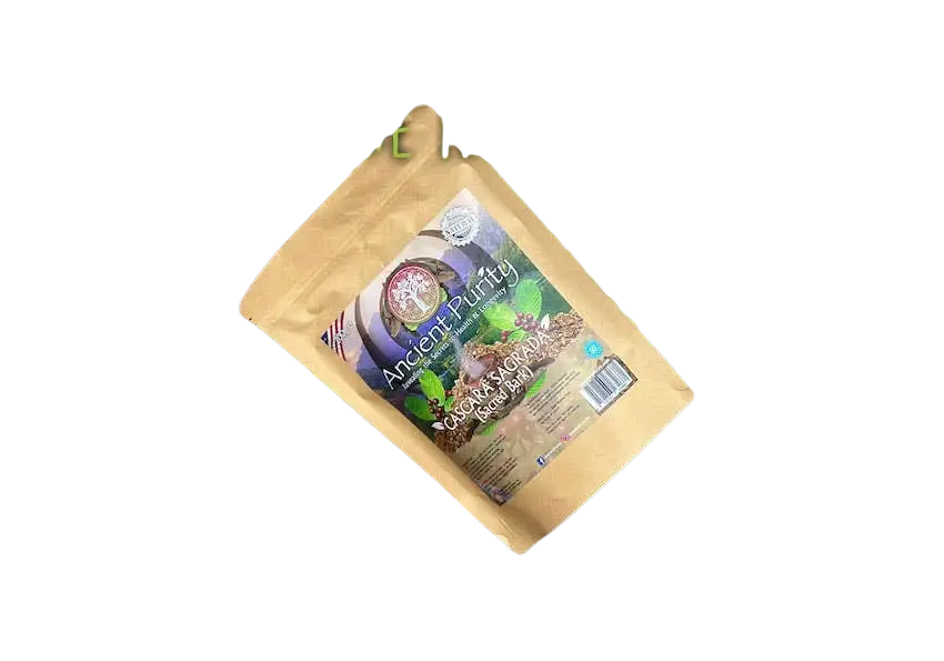 Ein beigefarbener wiederverschließbarer beutel mit cascara sagrada pulver aus nordamerika und traditioneller pflanzenrinde