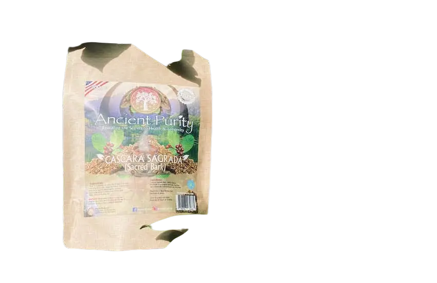 Braune papiertüte labeled cascara sagrada traditionelle pflanzenrinde aus nordamerika für darmbalance 200 g