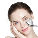 Silbernes gesichts gua sha massager aus edelstahl von zen’arome mit glattem geschwungenem design für lymphdrainage und gesichtskonturen