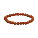 Eine einzelne, natürlich strukturierte, rotbraune Rudraksha-Perlenkette (Mala-Armband) in ovaler Form, isoliert auf weißem Hintergrund.