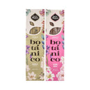 Zwei Packungen Sagrada Madre Botanische Räucherstäbchen. Die grünliche Schachtel ist Magnolien für Selbstliebe (Amor Propio), und die rosafarbene Schachtel ist Jasmin und Rosen für Wohlbefinden (Bienestar).