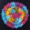 Ein schwarzes Stofftuch mit einem zentralen Hamsa-Hand-Mandala auf einem bunten Batik-Hintergrund in Rosa, Blau, Grün und Orange, umgeben von einem kreisförmigen Mandala-Muster.