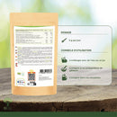 Eine Infografik, die die Rückseite eines Bioptimal Phycocyanine Bio Beutels neben Anwendungshinweisen zeigt. Sie gibt eine tägliche Dosierung von 5g an und empfiehlt, das blaue Pulver in Wasser, Saft, Smoothies oder Kuchenteig zu mischen.