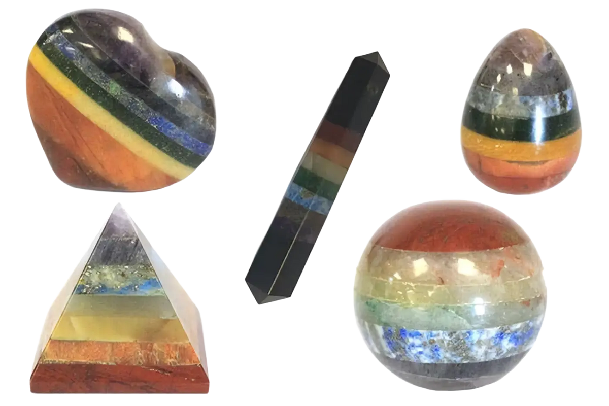 Polierte handgefertigte 7-chakra-pyramide aus edelsteinen mit mehrfarbigen horizontalen bändern bei mana shop image to zoom